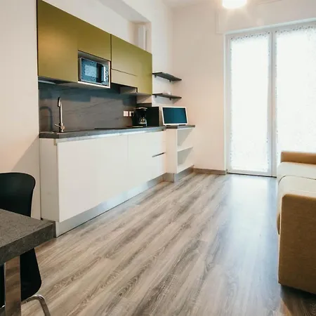 Al 13 - Lakeside Leisure & Business 스트레사