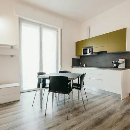 Al 13 - Lakeside Leisure & Business 스트레사