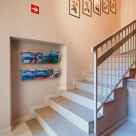 Al 13 - Lakeside Leisure & Business *