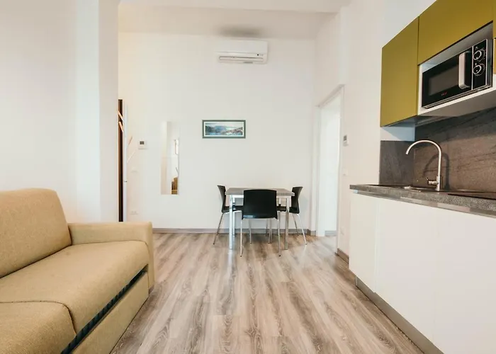 Al 13 - Lakeside Leisure & Business